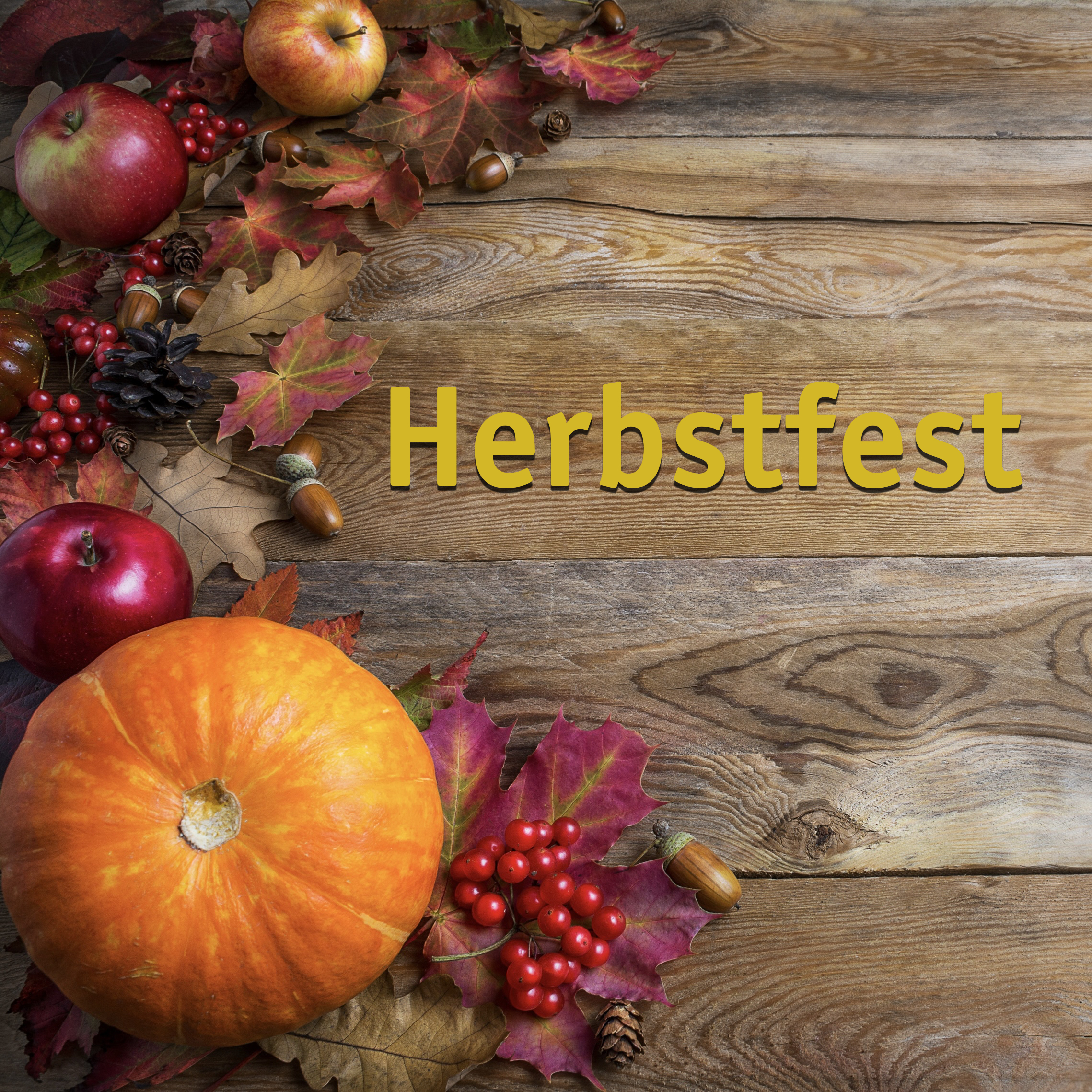 Das Bild zeigt eine Holzoberfläche, die mit herbstlichen Dekorationselementen geschmückt ist. Auf der linken Seite befinden sich rote Äpfel, ein Kürbis, Eicheln, Tannenzapfen und bunte Herbstblätter in warmen Farben wie Rot, Orange und Gelb. Diese Elemente vermitteln eine gemütliche, saisonale Stimmung. Auf der rechten Seite steht in großen, gelben Buchstaben das Wort „Herbstfest“, was auf eine Feier oder Veranstaltung im Herbst hinweist