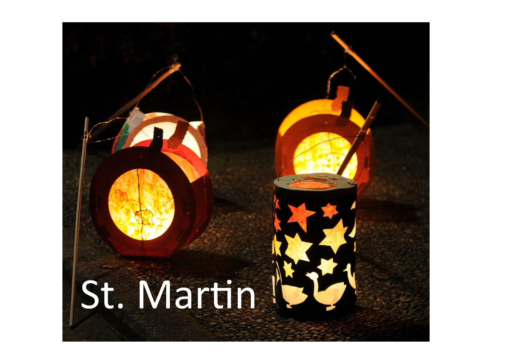 Vier leuchtende Laternen, eine mit Sternenmotiv, dazu der Schriftzug ‚St. Martin‘